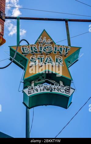 Une enseigne est suspendue à l'extérieur du restaurant Bright Star, le 12 juillet 2015, à Bessemer, Alabama. Le restaurant est spécialisé dans la cuisine grecque. Banque D'Images