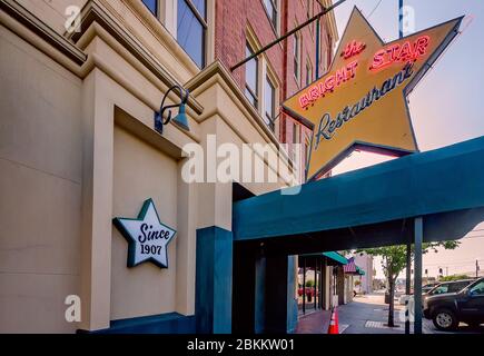 Une enseigne est suspendue à l'extérieur du restaurant Bright Star, le 12 juillet 2015, à Bessemer, Alabama. Le restaurant est spécialisé dans la cuisine grecque. Banque D'Images