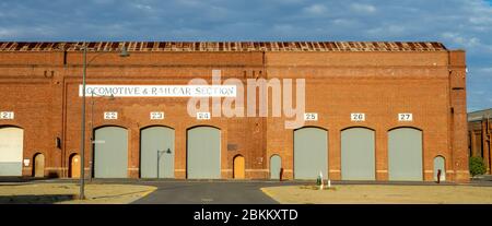 Section locomotive et wagon dans les anciens ateliers de chemin de fer Midland Perth Australie occidentale. Banque D'Images