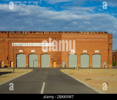 Section locomotive et wagon dans les anciens ateliers de chemin de fer Midland Perth Australie occidentale. Banque D'Images