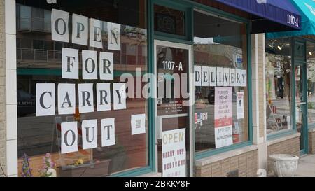 Les restaurants de la banlieue de Chicago offrent des options de livraison et de ramassage au bord du trottoir pendant la pandémie du coronavirus Banque D'Images