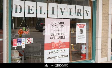 Les restaurants de la banlieue de Chicago offrent des options de livraison et de ramassage au bord du trottoir pendant la pandémie du coronavirus Banque D'Images