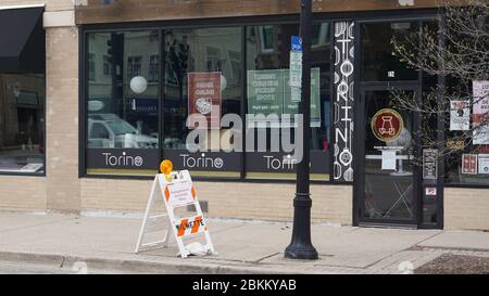 Les restaurants de la banlieue de Chicago offrent des options de livraison et de ramassage au bord du trottoir pendant la pandémie du coronavirus Banque D'Images