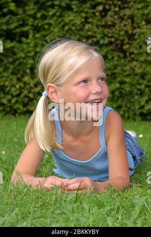 Ein Maedchen liegt auf einer Wiese, MR: Oui Banque D'Images