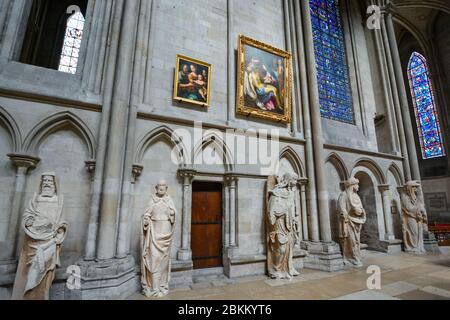 L'ambulatoire de l'intérieur de la Cathédrale de Rouen à Rouen France avec des vitraux, des statues et des peintures de la renaissance Banque D'Images