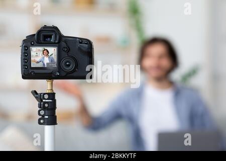 Mise au point sélective sur la prise de vue de caméra blogger vidéo Banque D'Images