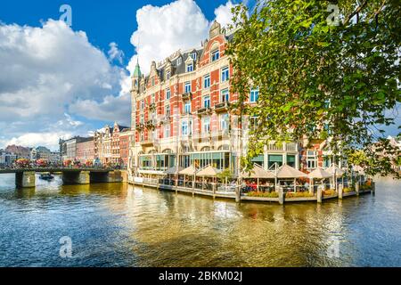 Les touristes profiter d'un déjeuner au bord de l'un hôtel sur l'un des principaux canaux près du quartier des musées à Amsterdam, Pays-Bas Banque D'Images