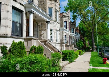 Rangée de maisons anciennes à Logan Square Chicago avec escaliers Banque D'Images