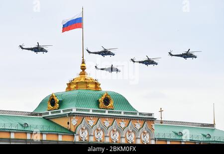 (200504) -- MOSCOU, le 4 mai 2020 (Xinhua) -- des hélicoptères russes mi-24 survolent lors d'une répétition de parade aérienne le jour de la victoire au-dessus de Moscou, en Russie, le 4 mai 2020. Au total, 75 avions et hélicoptères ont participé à la répétition du défilé aérien du jour de la victoire, dont des combattants MIG-31K capables de transporter des missiles Kinzhal hypersoniques, des combattants su-57 de cinquième génération, des avions DE reconnaissance LONGUE portée A-50, des avions de transport il-76, des bombardiers stratégiques Tu-95MS et Tu-160, ainsi que des hélicoptères mi-8 et mi-28N. (Spoutnik via Xinhua) crédit: Xinhua/Alay Live News Banque D'Images