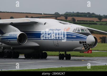 RA-76511, un Ilyushin il-76TD-90 exploité par le transporteur ukrainien Volga-Dnepr Airlines, à l'aéroport de Prestwick à Ayrshire, en Écosse. Banque D'Images