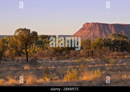 Carmichael's Crag in the George Gill Range depuis la plate-forme d'observation du coucher du soleil de Kings Canyon Resort, territoire du Nord, Australie Banque D'Images