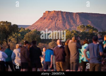 Carmichael's Crag in the George Gill Range depuis la plate-forme d'observation du coucher du soleil de Kings Canyon Resort, territoire du Nord, Australie Banque D'Images