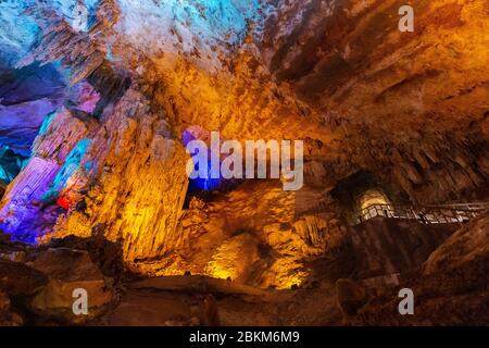 Grotte Furong dans karst Wulong Géologie National Park, Chongqing, Chine. est le lieu du patrimoine naturel mondial il a été nommée l'une des trois plus grandes caves Banque D'Images