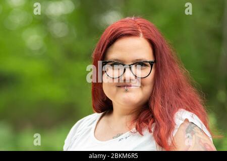 01 mai 2020, Basse-Saxe, Großheide: Christin Klever, ingénieur mécanique et inventeur d'une nouvelle technologie de crabe à impulsions avec ultrasons, sourires pendant une séance photo. Avec son invention, le frison oriental voudrait sauver le long voyage des crabes de la mer du Nord au Maroc pour être tiré. Photo: Mohssen Assaninmoghaddam/dpa Banque D'Images