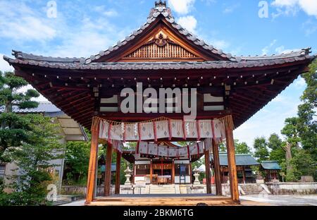 Le bâtiment de la kagura-den dédié à Noh ou la danse sacrée de la kagura lors des cérémonies au sanctuaire de Shikichi-jinja (Waraa-tenjin). Kyoto. Japon Banque D'Images