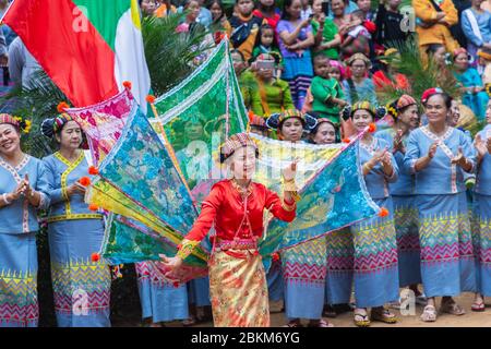 Femme de beauté de Shan ou Tai Yai (groupe ethnique vivant dans certaines parties du Myanmar et de la Thaïlande) en robe tribale sur Shan nouvel an Banque D'Images