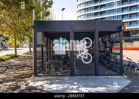 Un parking urbain sécurisé pour vélos à Green Squre, Sydney Banque D'Images