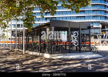 Un parking urbain sécurisé pour vélos à Green Squre, Sydney Banque D'Images