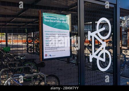 Un parking urbain sécurisé pour vélos à Green Squre, Sydney Banque D'Images