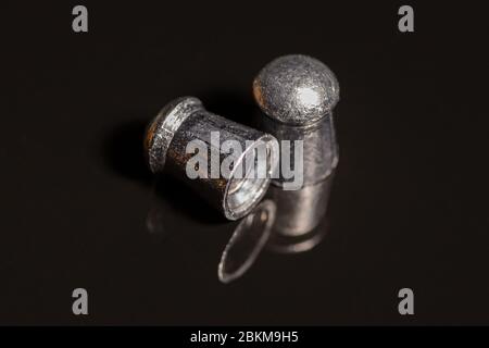 Balles de plomb pour un pistolet à air sur fond noir Banque D'Images