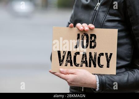 POSTE VACANT. Texte sur la feuille grand format. Concept d'emploi et de lieu de travail. Banque D'Images