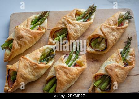 Asperges cuites dans une pâte feuilletée avec jambon et fromage Banque D'Images