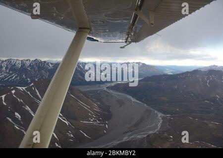 Vue depuis une excursion en vol dans un Beaver de Havilland N30CC sur les plus hautes montagnes et glaciers de Denali, avec Fly Denali, en opération à Healy. Banque D'Images