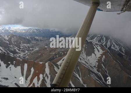 Vue depuis une excursion en vol dans un Beaver de Havilland N30CC sur les plus hautes montagnes et glaciers de Denali, avec Fly Denali, en opération à Healy. Banque D'Images