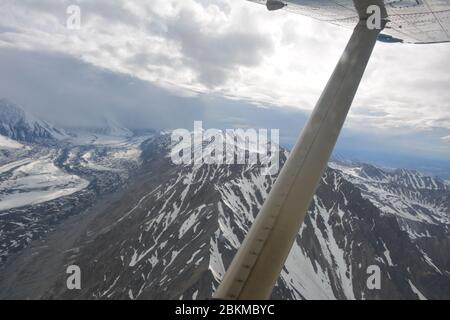 Vue depuis une excursion en vol dans un Beaver de Havilland N30CC sur les plus hautes montagnes et glaciers de Denali, avec Fly Denali, en opération à Healy. Banque D'Images