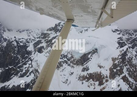 Vue depuis une excursion en vol dans un Beaver de Havilland N30CC sur les plus hautes montagnes et glaciers de Denali, avec Fly Denali, en opération à Healy. Banque D'Images