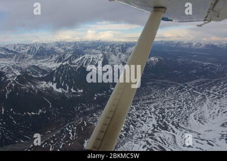 Vue depuis une excursion en vol dans un Beaver de Havilland N30CC sur les plus hautes montagnes et glaciers de Denali, avec Fly Denali, en opération à Healy. Banque D'Images