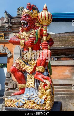 Statue de Vaali (Vali, Bali), singe divin (vanara) compagnon du dieu Rama, tenant le gada (mace). Bali, Indonésie. Image verticale. Banque D'Images