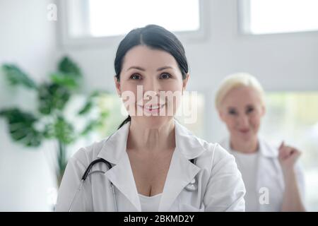 Gros plan sur deux médecins femmes positifs Banque D'Images