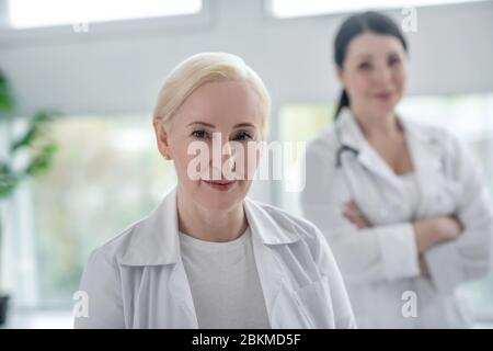Deux médecins en robes blanches ont l'air déterminé Banque D'Images