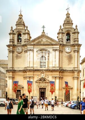 Mdina, Malte - 20 juillet 2019. Façade de la cathédrale Saint-Paul, construite de 1696 à 1705, la plus ancienne église du pays présente des fresques baroques, des gravures et Banque D'Images