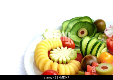 Assiette de petit déjeuner végétarien avec concombre, tomate, olives vertes, spirale de pommes de terre, fromage jaune et poivron rouge Banque D'Images