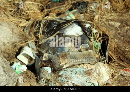 03-05-2020. Syktyvkar, Russie. Tas de déchets avec sacs, plastique, herbe sèche, carton et bouteilles. Banque D'Images