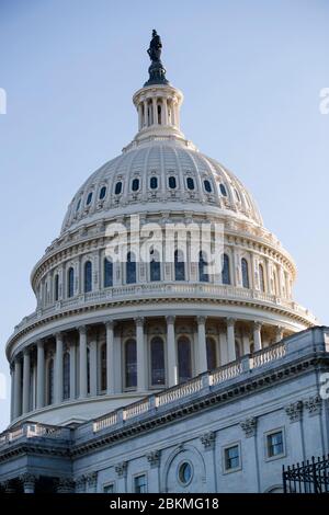 Washington, DC, États-Unis. 4 mai 2020. Le Capitole américain est vu à Washington, DC, aux États-Unis, le 4 mai 2020. Le Sénat américain revient à la séance lundi, en raison de la pandémie de COVID-19. Crédit: Ting Shen/Xinhua/Alay Live News Banque D'Images