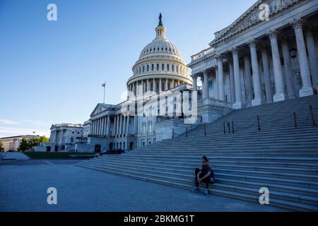 Washington, DC, États-Unis. 4 mai 2020. Le Capitole américain est vu à Washington, DC, aux États-Unis, le 4 mai 2020. Le Sénat américain revient à la séance lundi, en raison de la pandémie de COVID-19. Crédit: Ting Shen/Xinhua/Alay Live News Banque D'Images