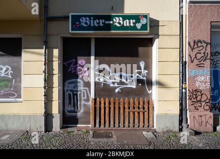 Berlin, Allemagne. 05 mai 2020. A un bar, les volets sont fermés. Mercredi, le chancelier et les premiers ministres de l'État discuteront à nouveau de l'assouplissement des restrictions de la couronne. Afin de ralentir la propagation du virus corona, le gouvernement fédéral a considérablement limité la vie publique. Crédit: Christophe Gateau/dpa/Alay Live News Banque D'Images