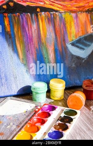 La tempera peint sur la table dans un atelier, la mise au point sélective, le jeu de peintures aquarelles, les brosses pour la peinture et la palette Banque D'Images