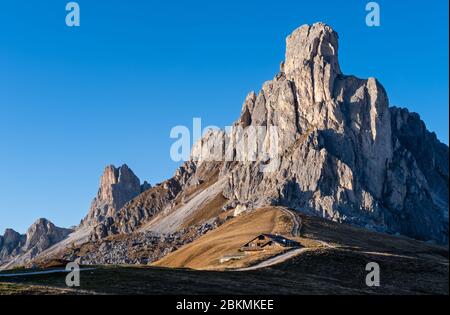 Dolomites italiennes (rocher de Ra Gusela en face) paisible vue de nuit ensoleillée depuis le col de Giau. Climat pittoresque, environnement et concept de voyage s Banque D'Images