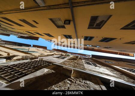 Vue étroite de la rue du bas jusqu'au ciel Banque D'Images