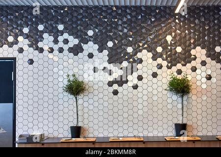 Mur joliment décoré avec de nombreux petits carreaux dans le café Banque D'Images