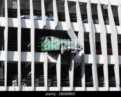 Bordeaux , Aquitaine / France - 10 02 2019 : Jaguar automobile vintage traverse le mur du parking de Bordeaux Banque D'Images