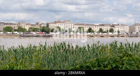 Bordeaux, Gironde / France - 05 26 2019 : vue sur la Garonne et le bord de la rivière à Bordeaux, France en bannière web modèle Banque D'Images