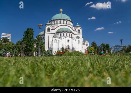 BELGRADE, SERBIE - 8 MAI 2018 : l'extérieur de l'église Saint-Sava à Belgrade, capitale de la Serbie, pendant la journée. L'herbe et les gens peuvent être visibles Banque D'Images