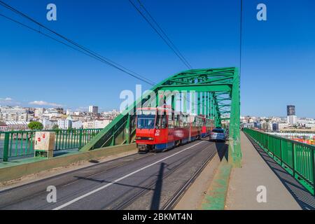 BELGRADE, SERBIE - 8 MAI 2018 : un tramway rouge sur un pont traversant la rivière Sava à Belgrade pendant la journée. Banque D'Images