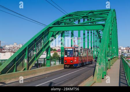 BELGRADE, SERBIE - 8 MAI 2018 : un tramway rouge sur un pont traversant la rivière Sava à Belgrade pendant la journée. Banque D'Images