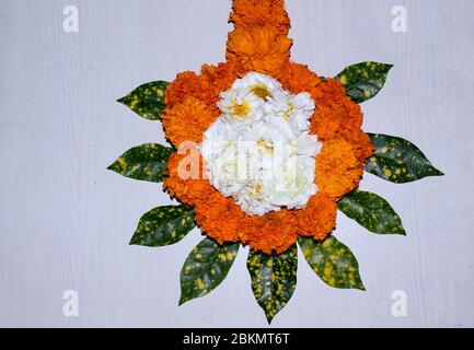 Belle fleur avec marigold, fleur de chrysanthème et feuilles vertes, décoration traditionnelle du festival des rangoli sur fond blanc Banque D'Images